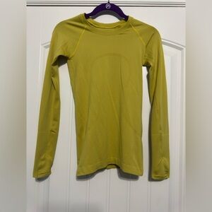 Lululemon Swiftly Tech Long Sleeve 2.0 in
Yellow Pear